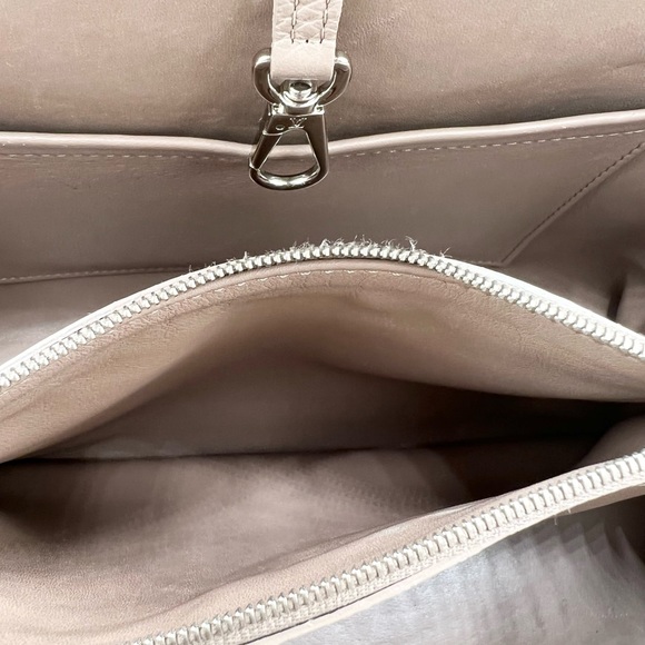 Louis Vuitton French Rose Capucines MM - Picture 14 of 17